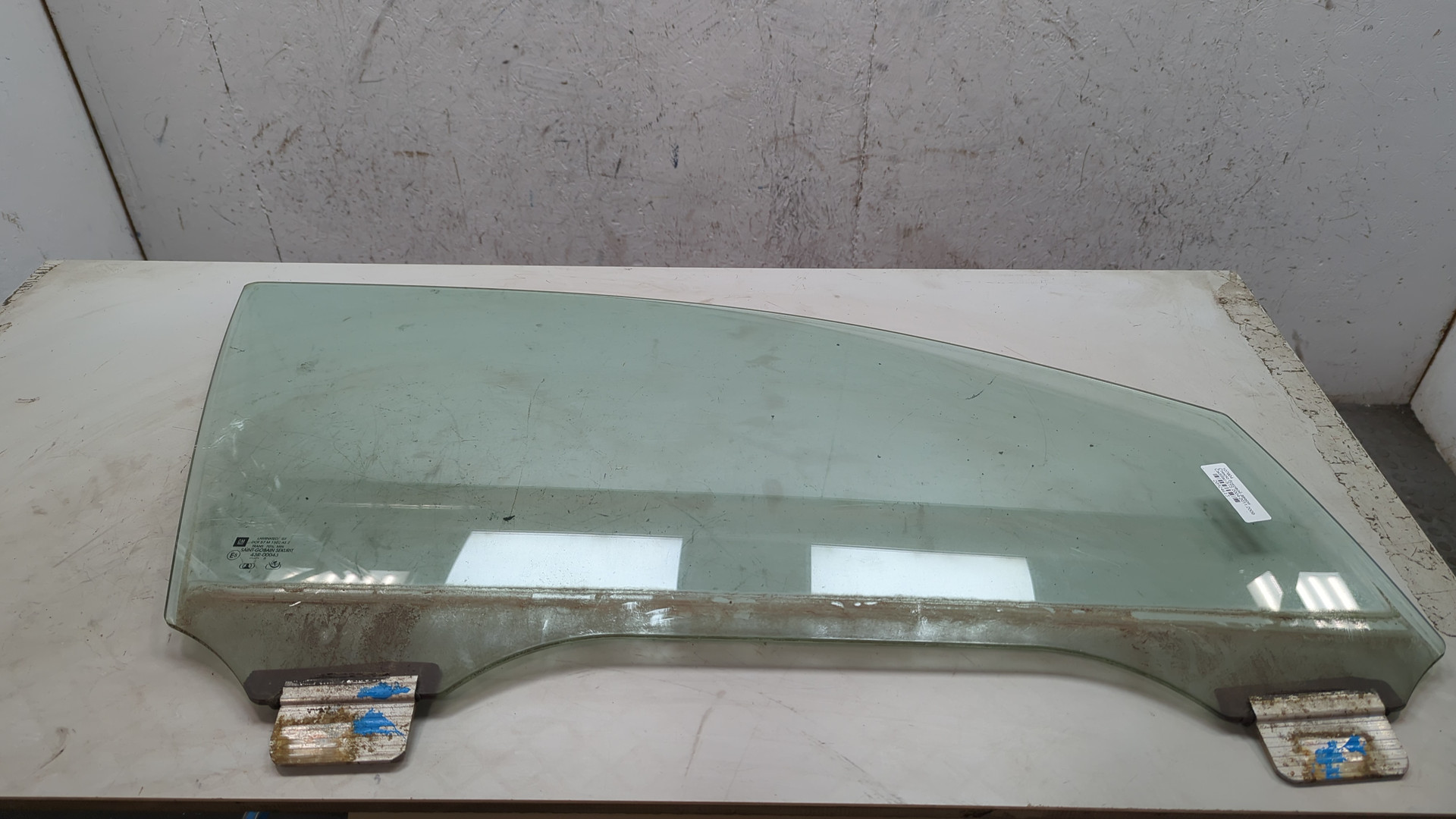 Стекло двери передней правой