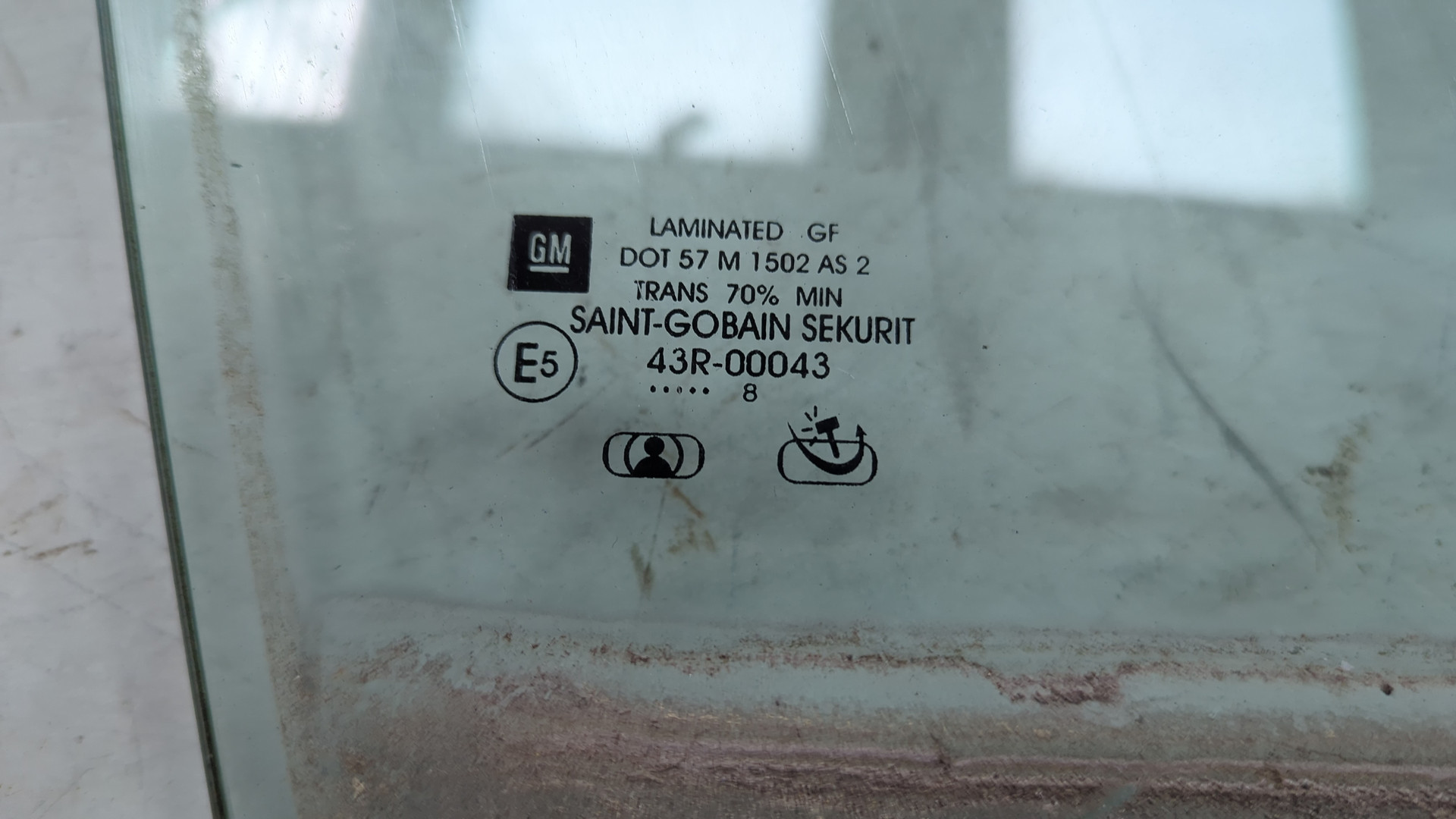 Стекло двери передней правой