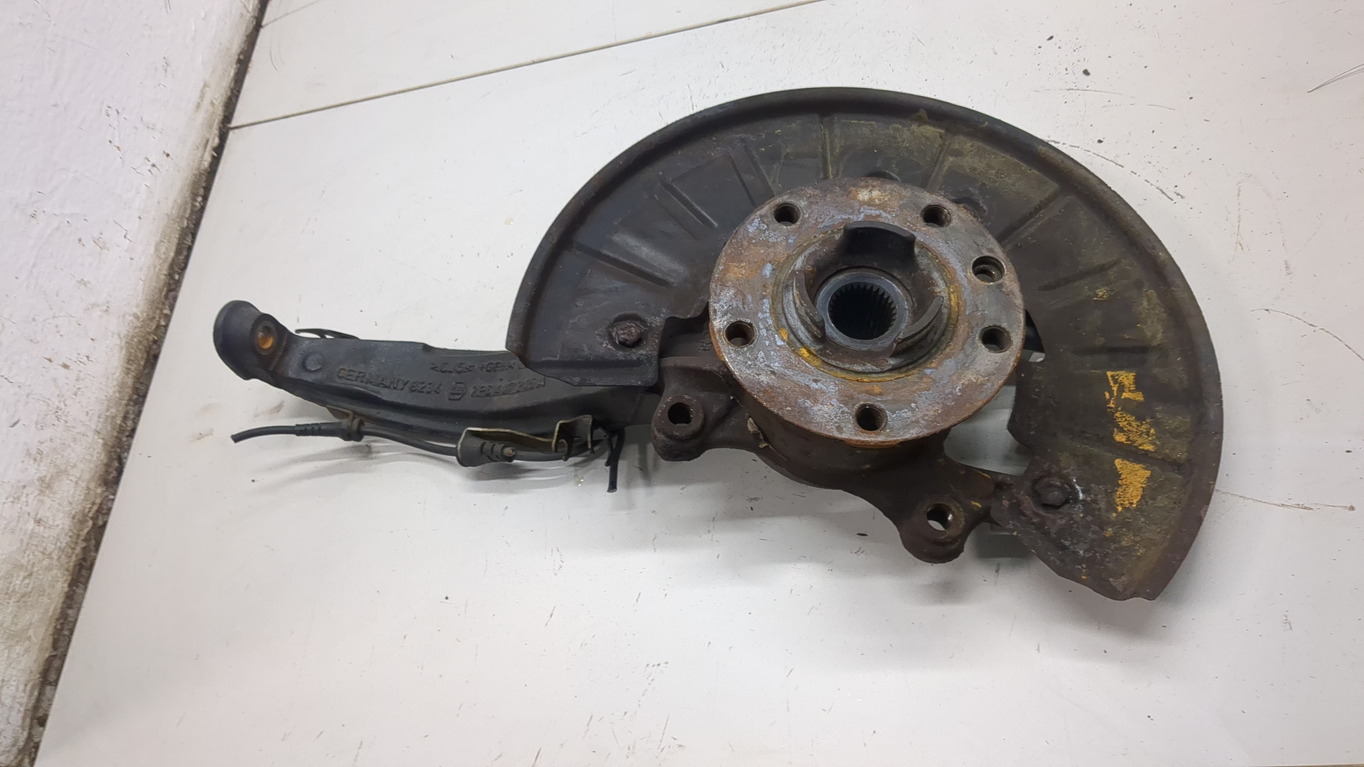 Кулак поворотный передний левый