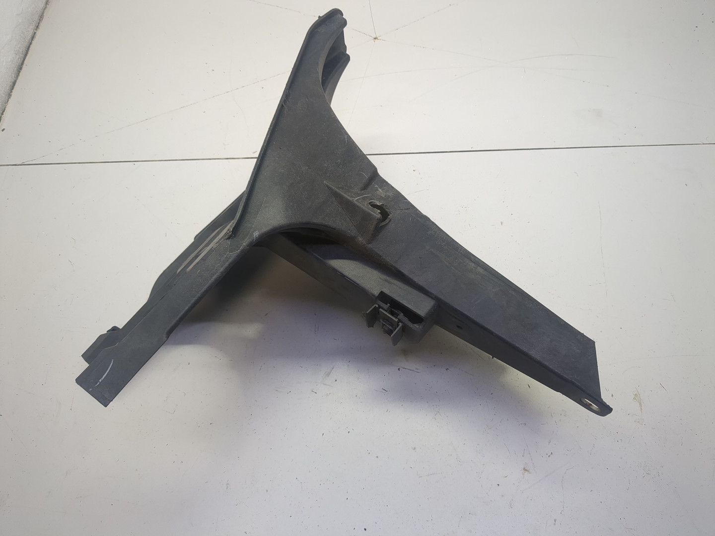 Кронштейн фар левый