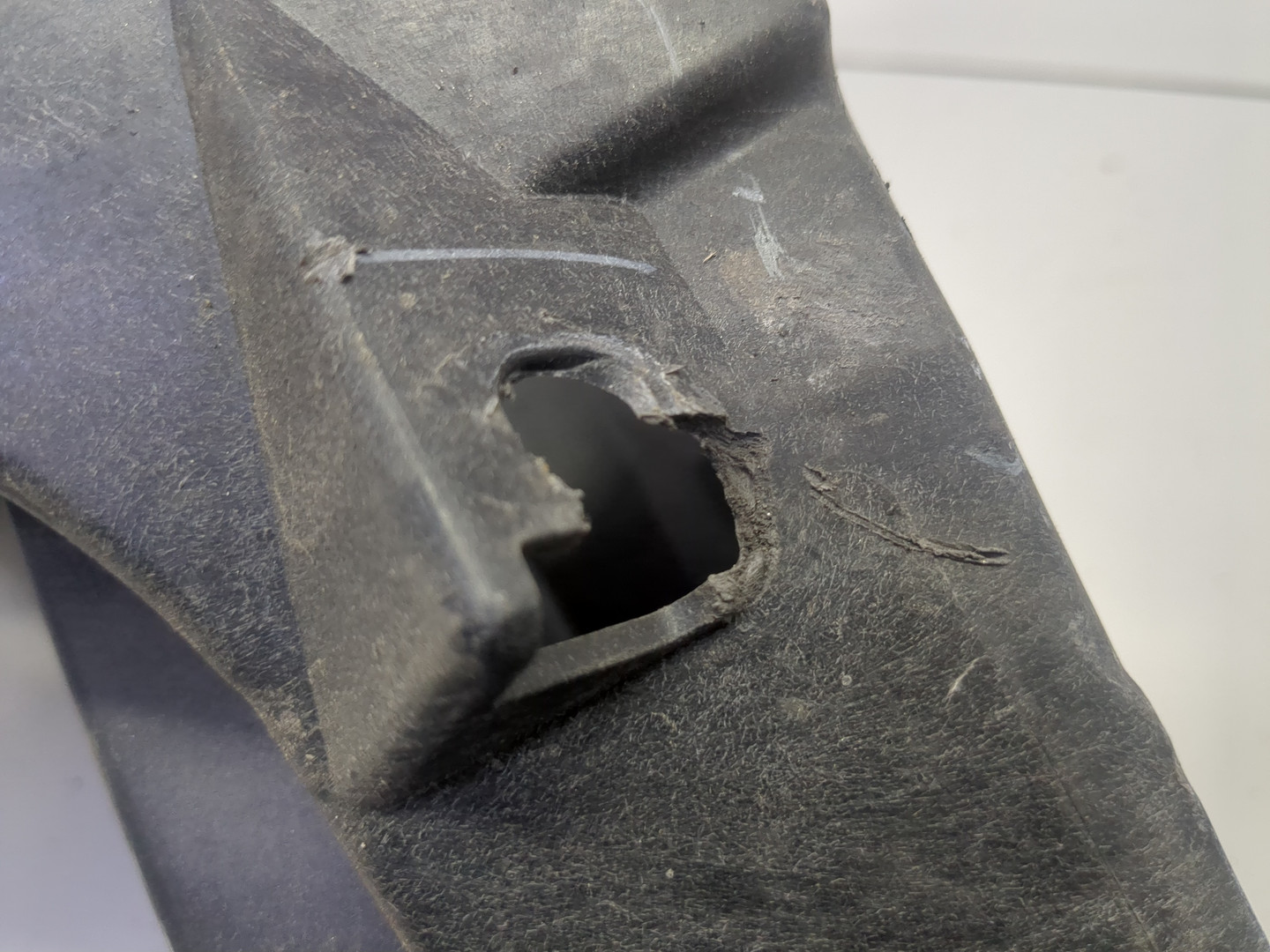 Кронштейн фар левый