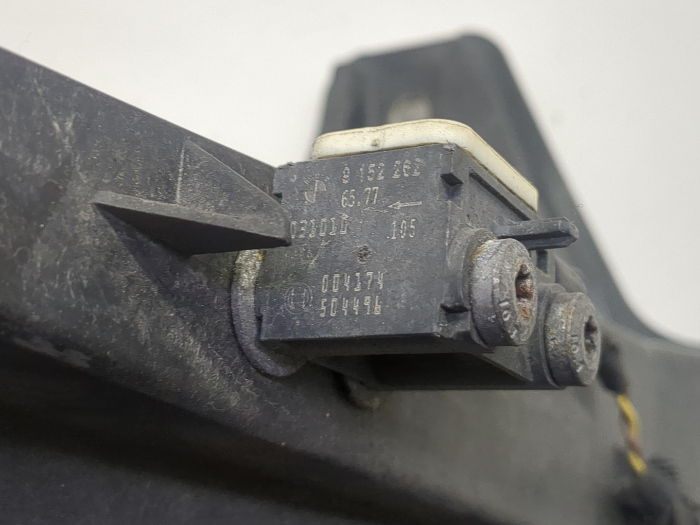 Кронштейн фар левый