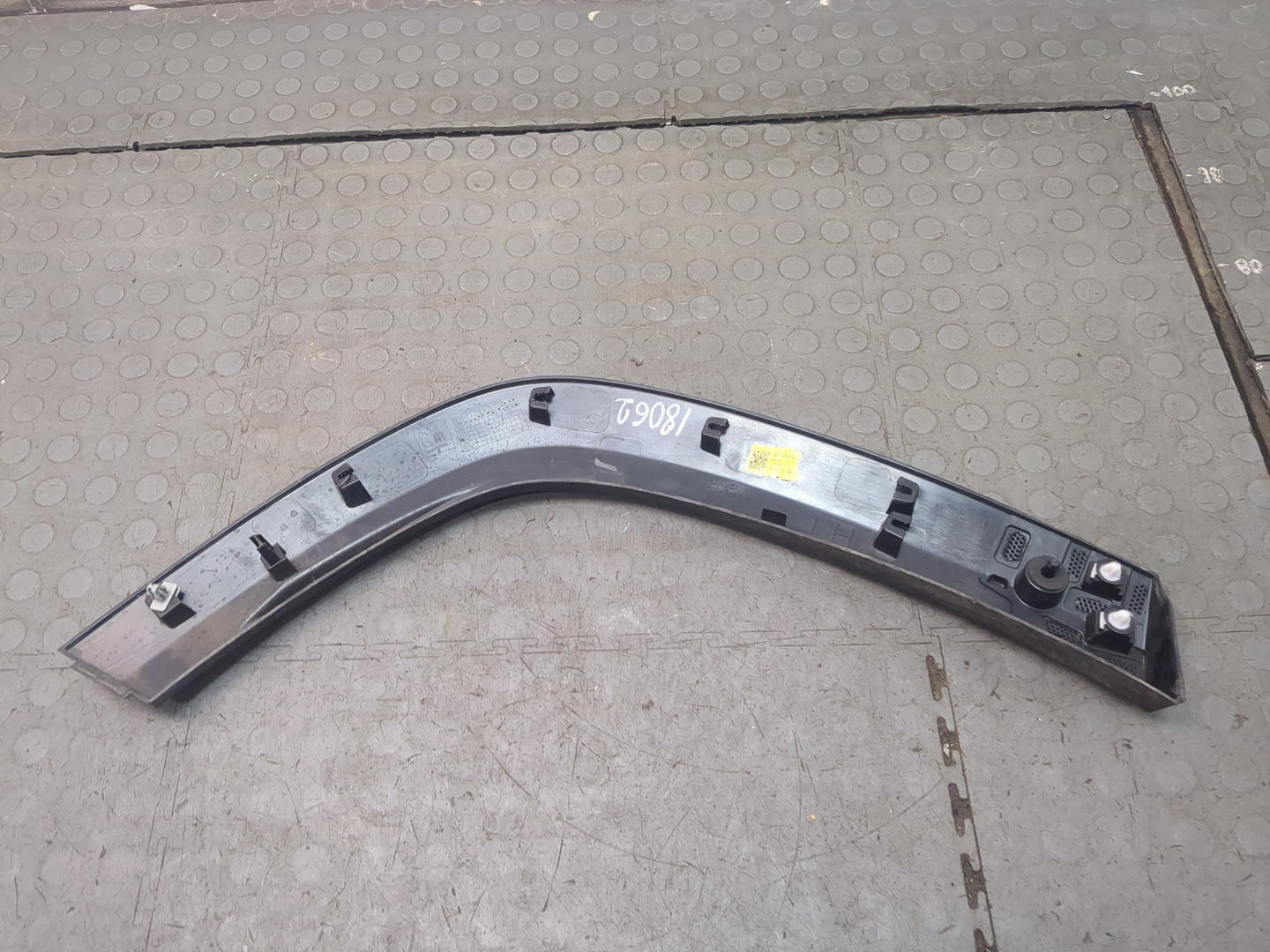 Накладка заднего крыла левого