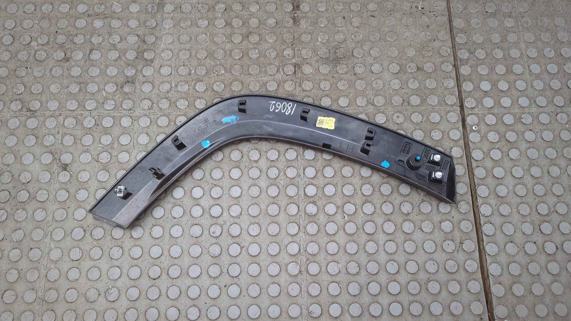 Накладка заднего крыла левого