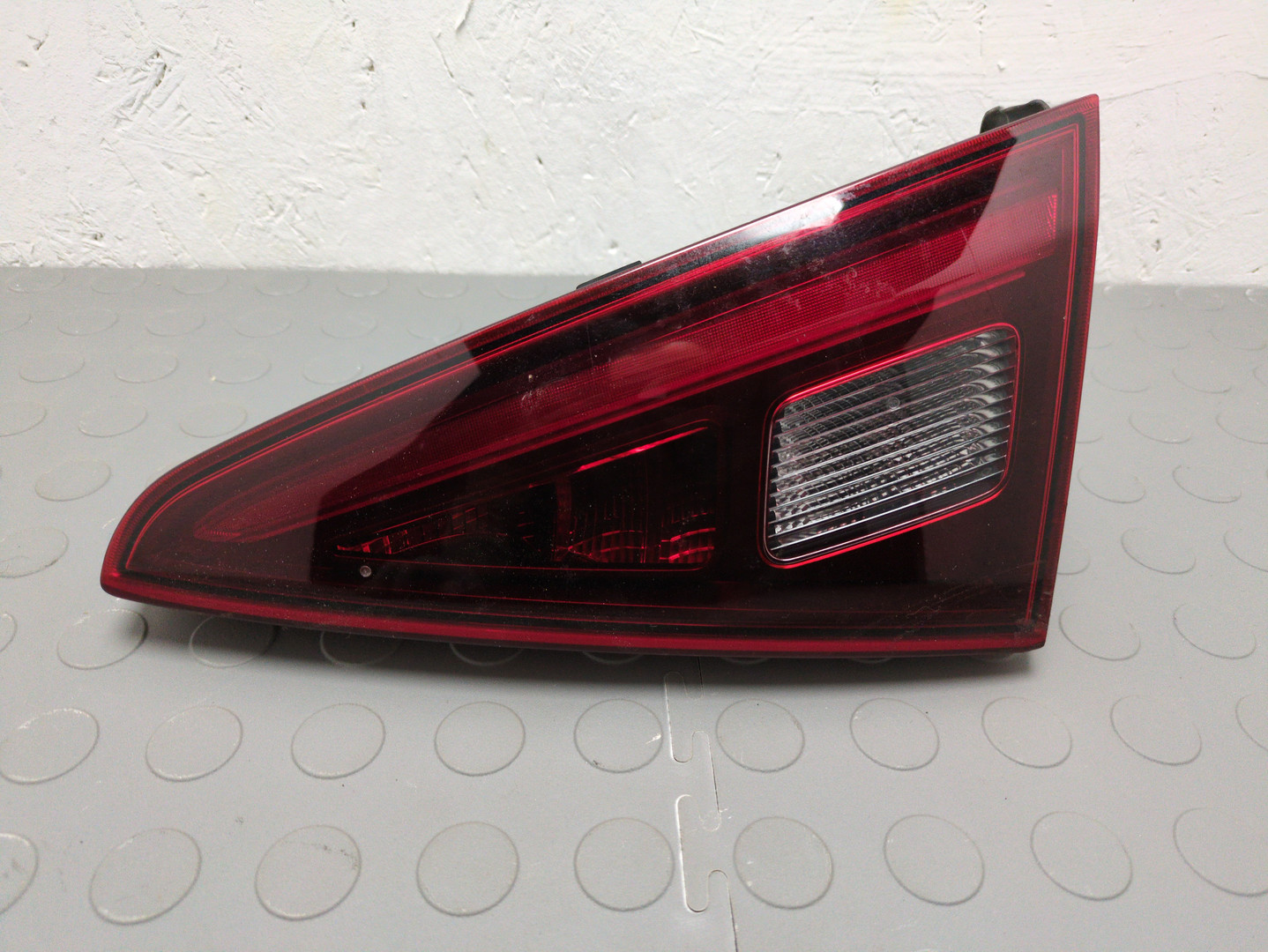 Фонарь задний внутренний левый