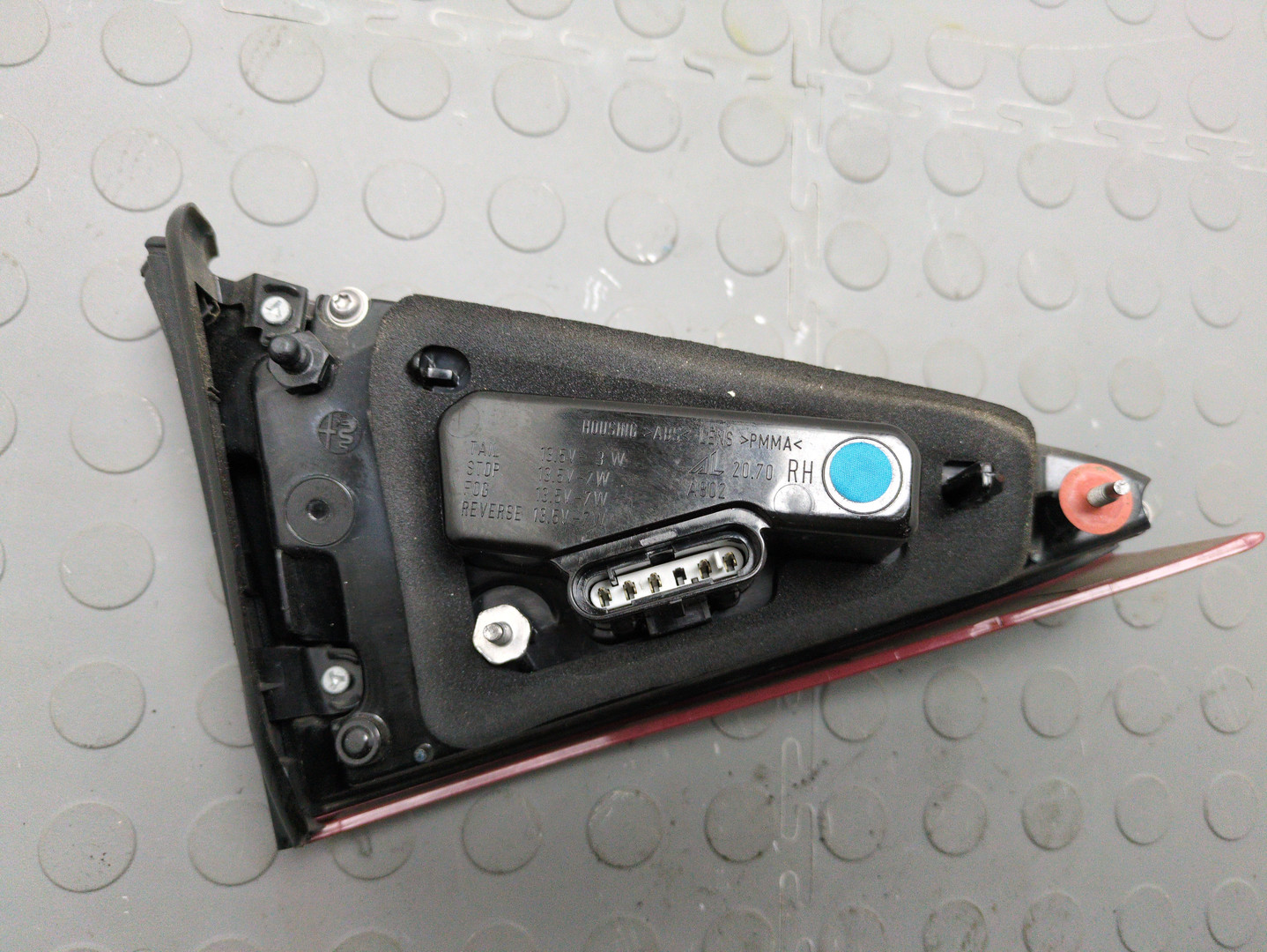 Фонарь задний внутренний левый