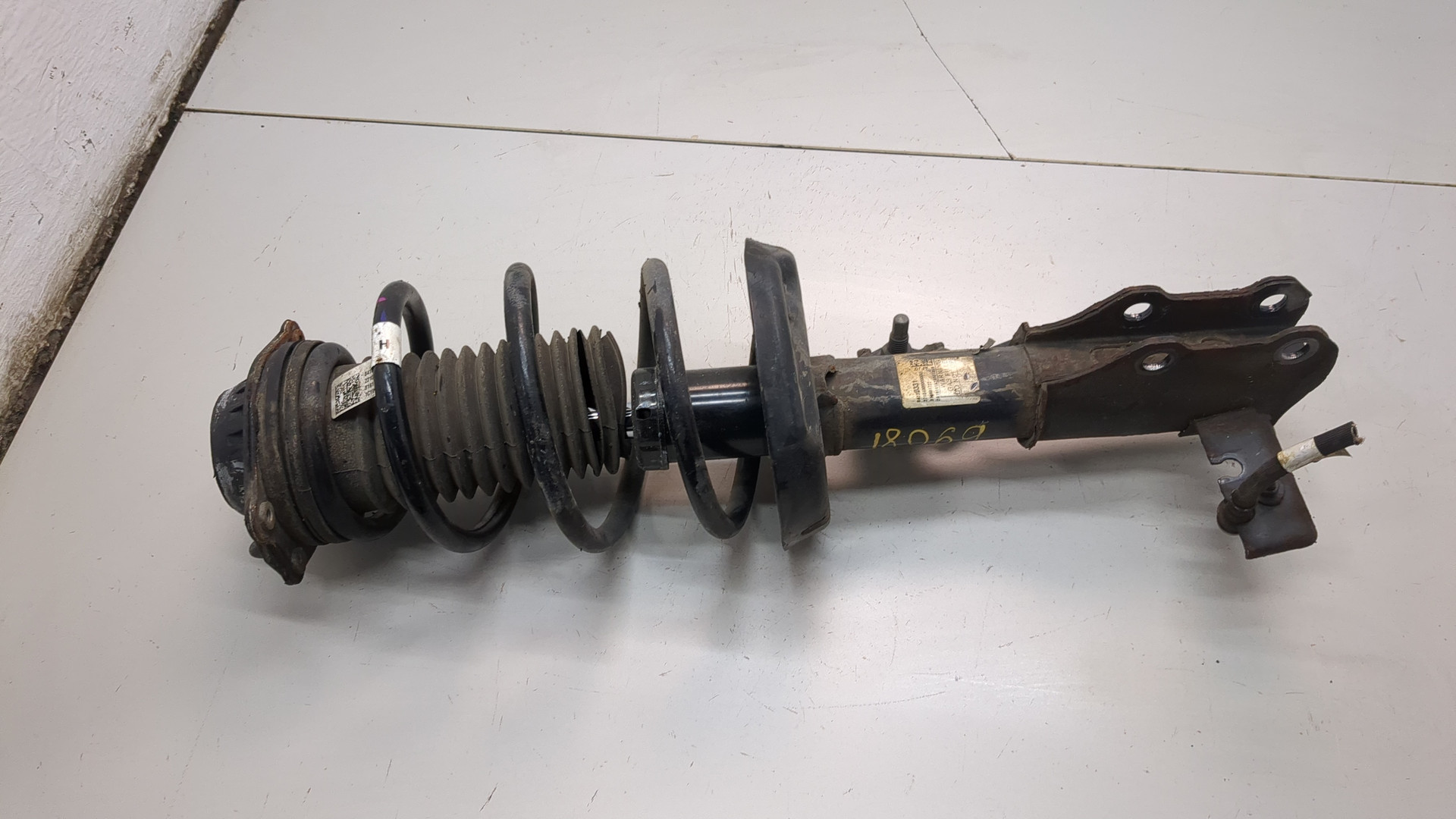 Амортизатор передний левый