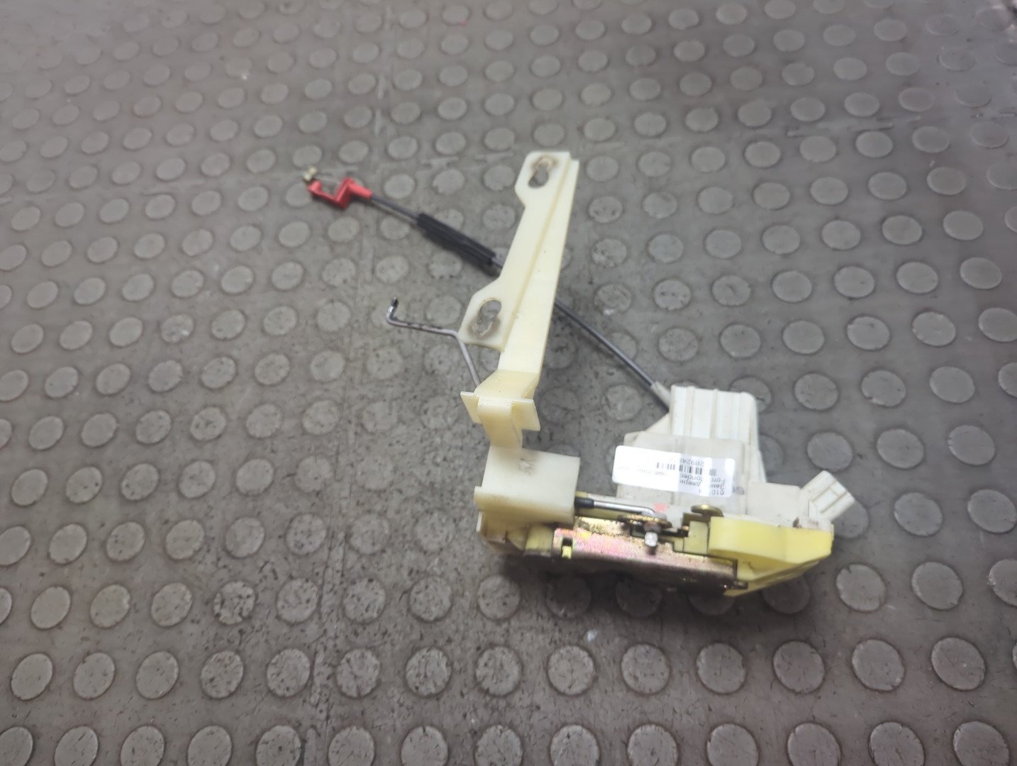 Замок двери передней правой