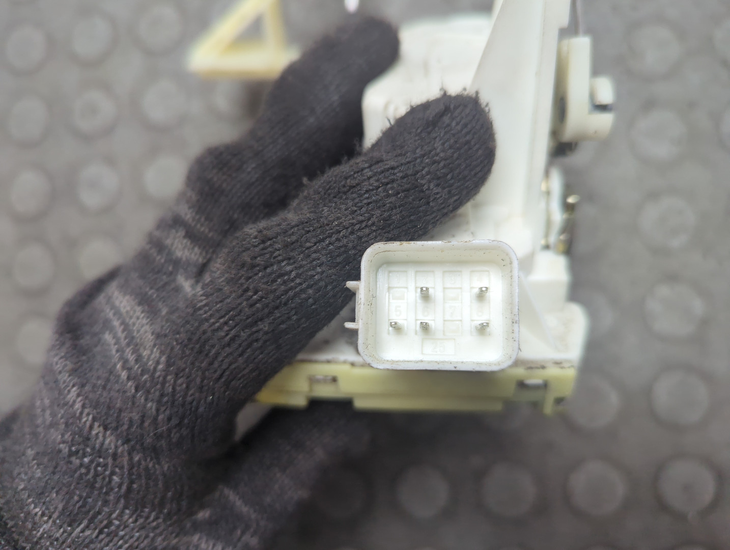 Замок двери передней правой