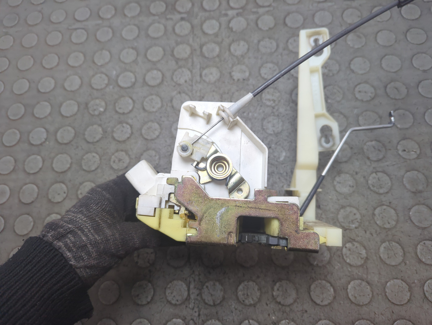 Замок двери передней правой