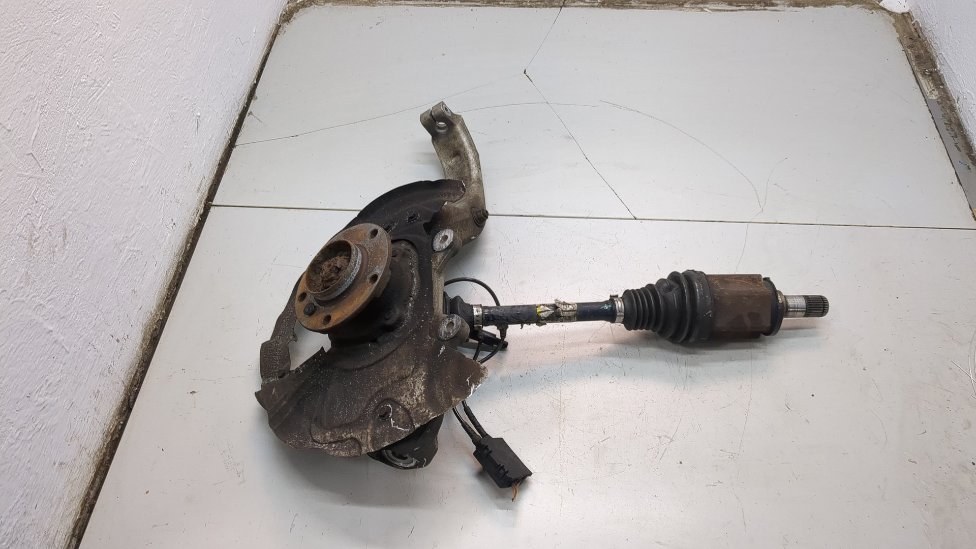 Кулак поворотный передний левый