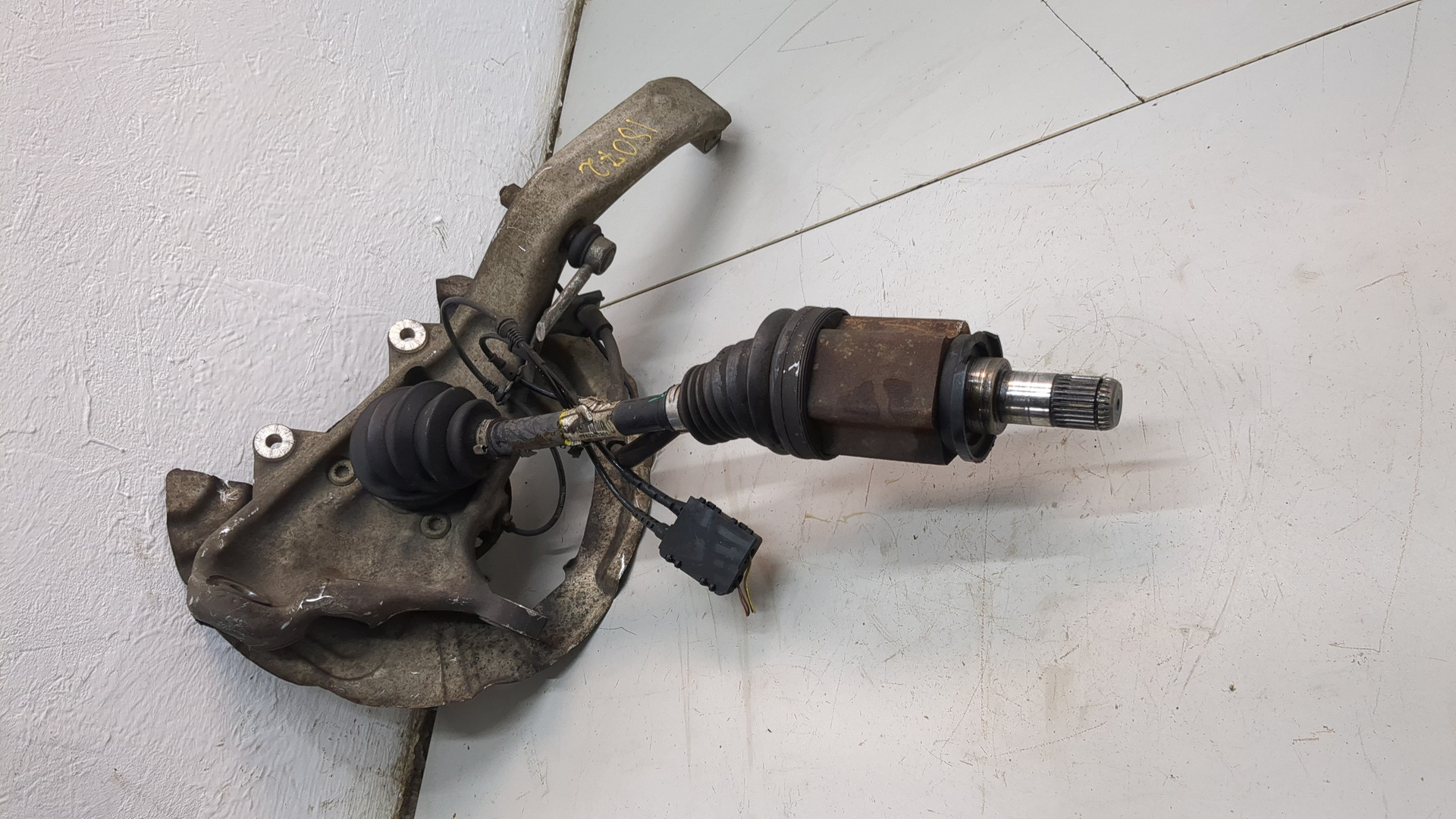 Кулак поворотный передний левый