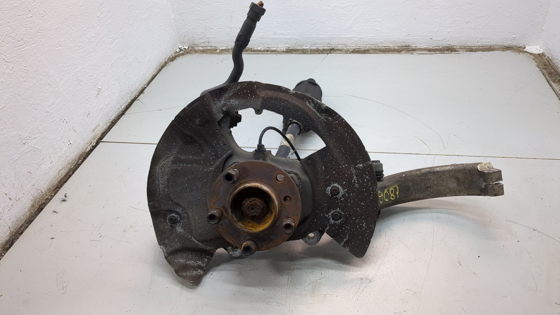 Кулак поворотный передний левый