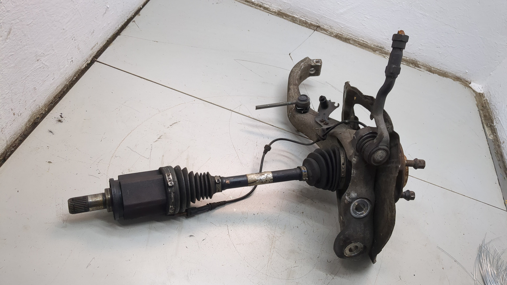 Кулак поворотный передний левый