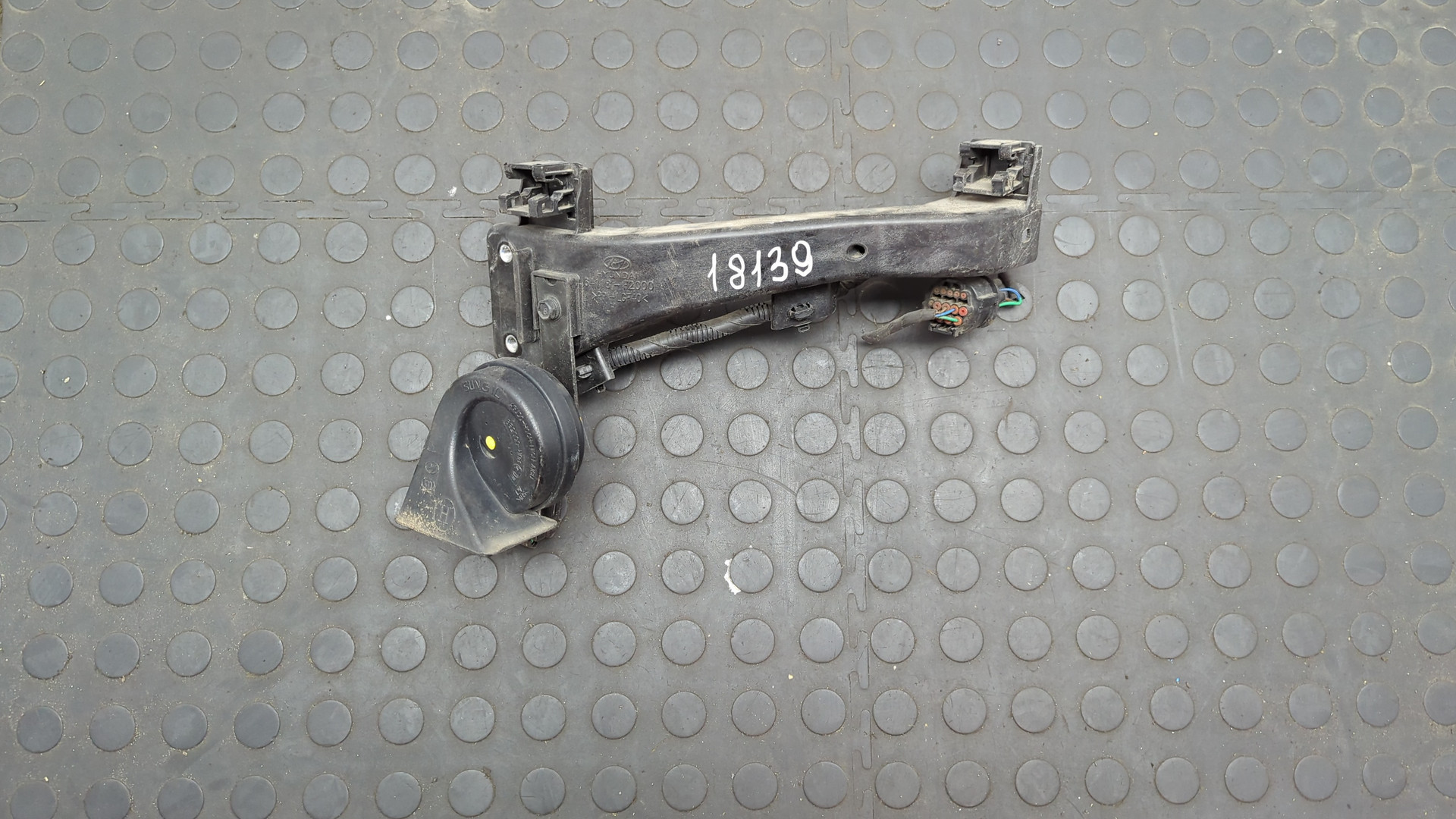 Кронштейн фар левый