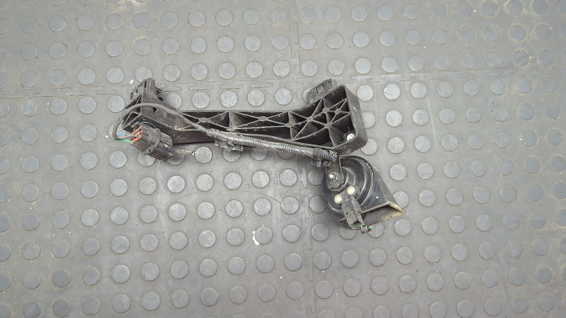 Кронштейн фар левый