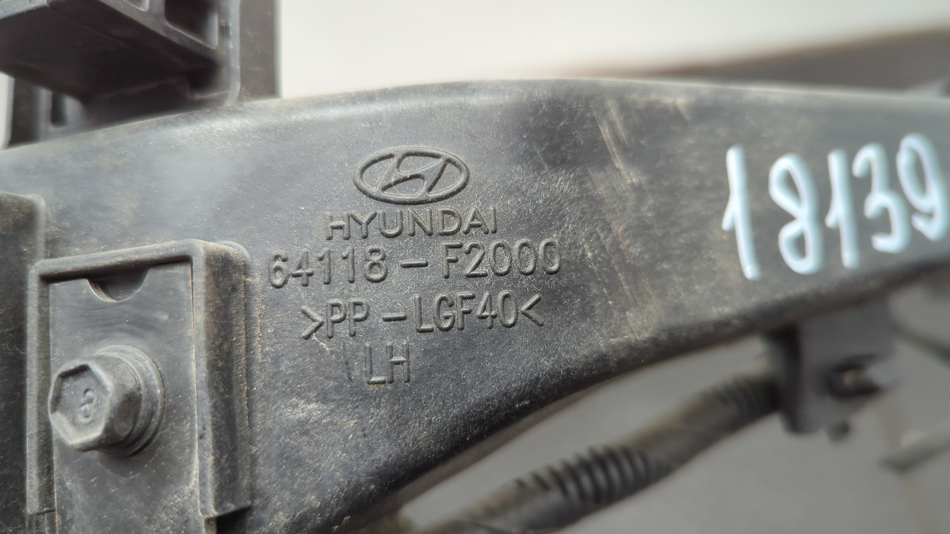 Кронштейн фар левый