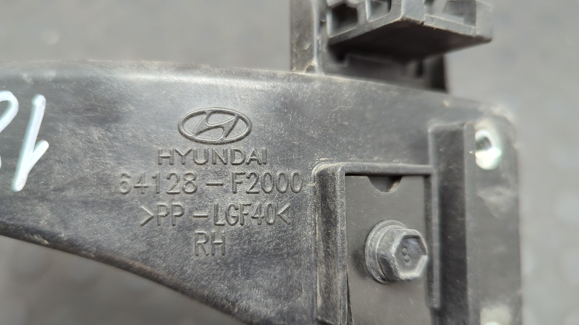 Кронштейн фар правый