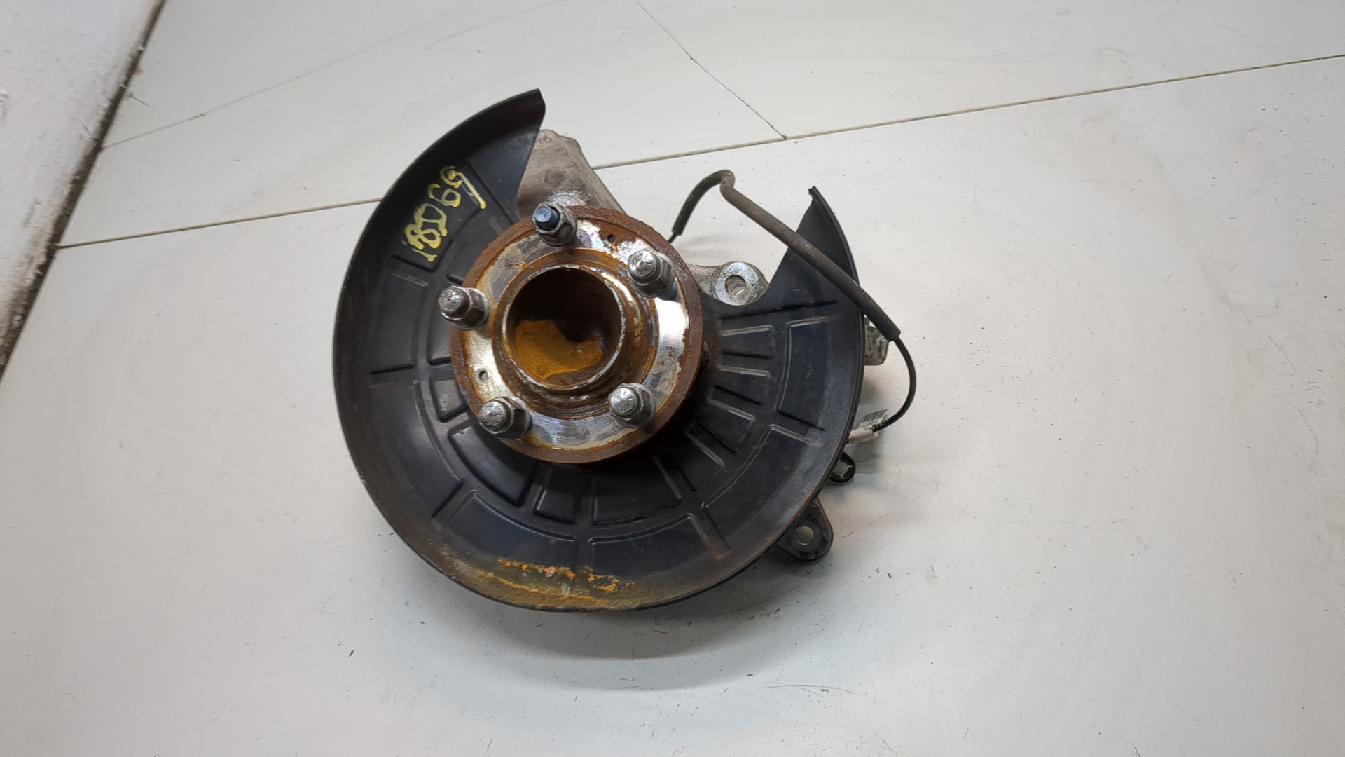 Кулак поворотный задний левый