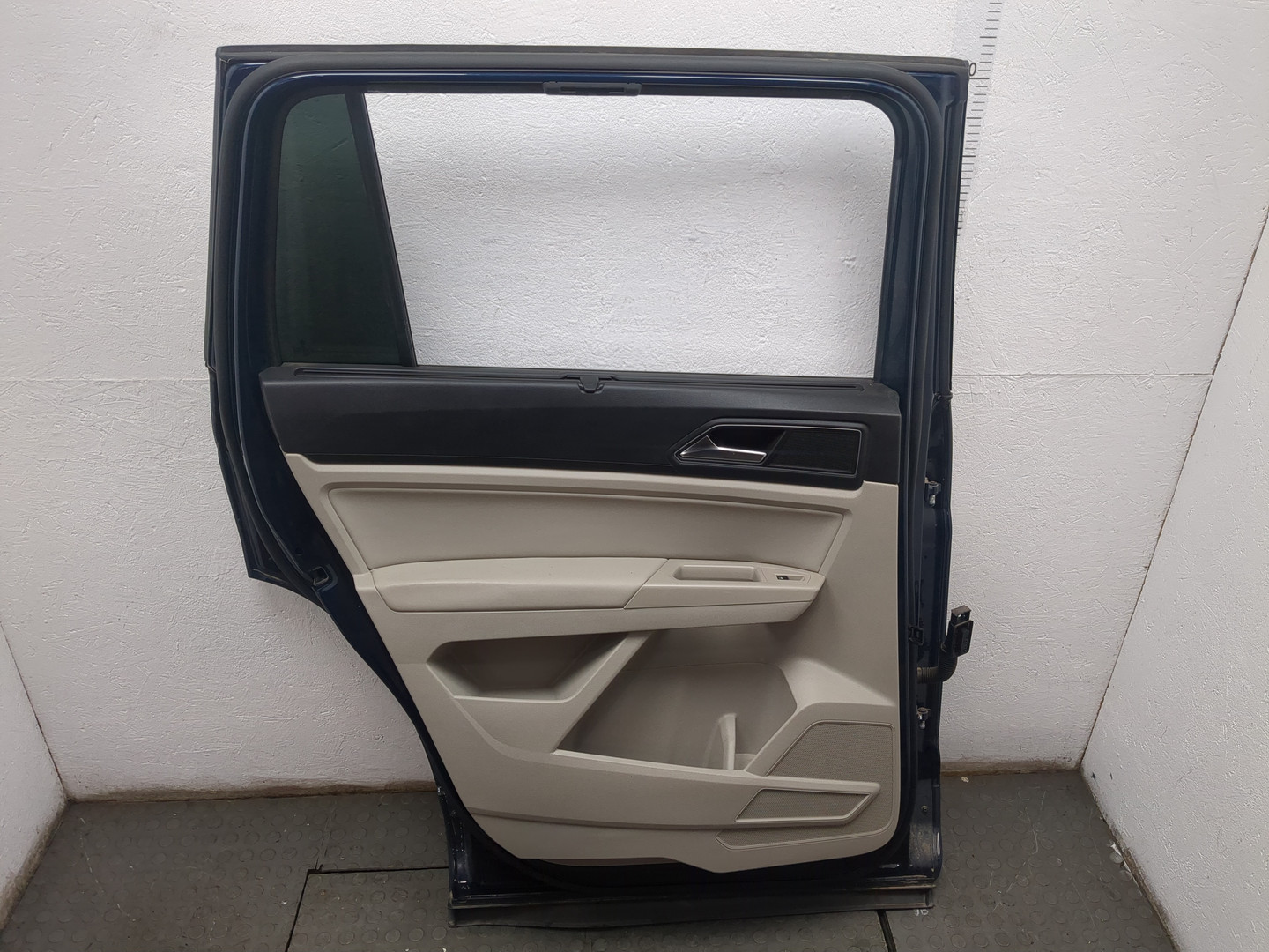 Дверь задняя левая