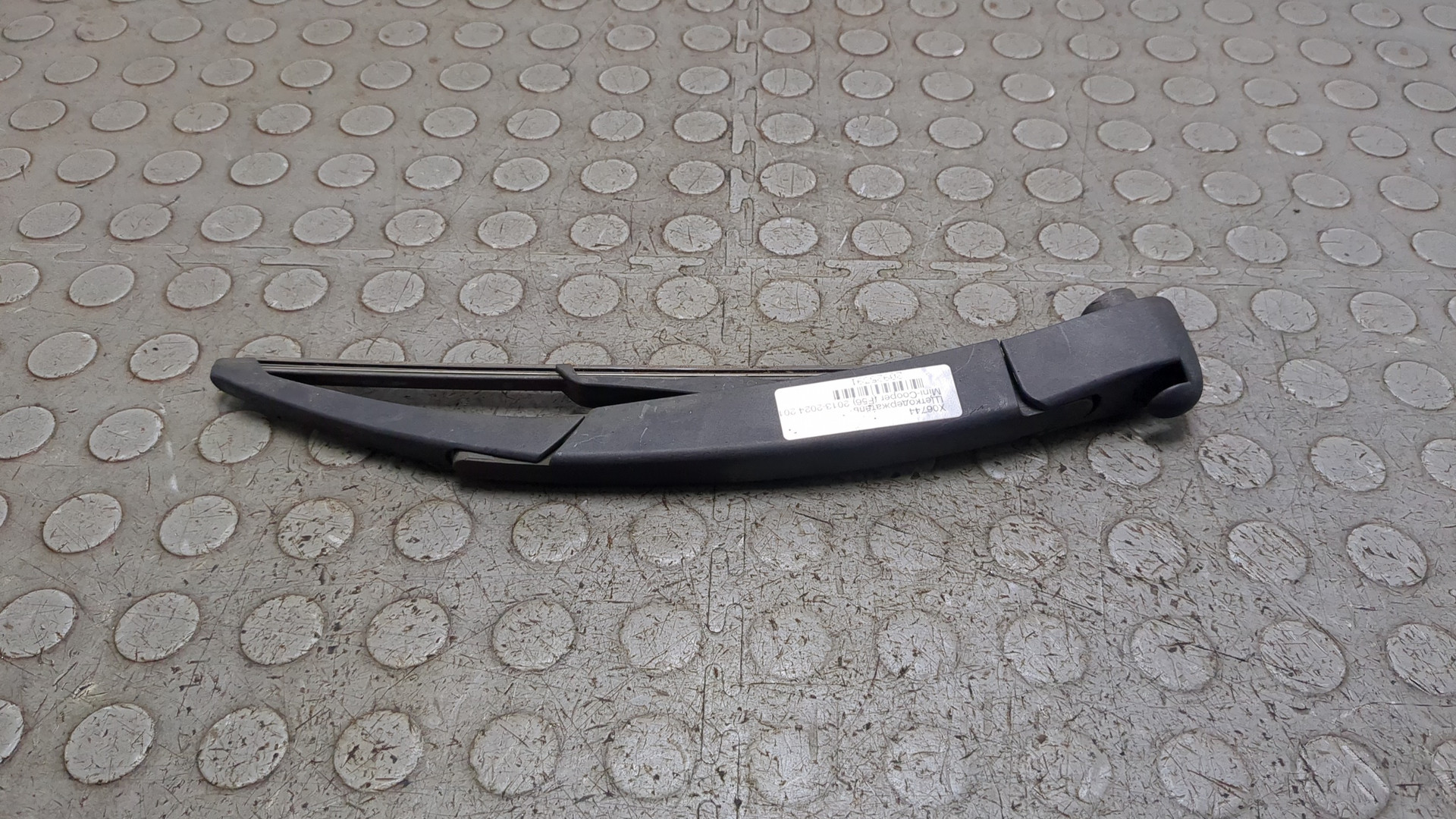 Поводок стеклоочистителя заднего