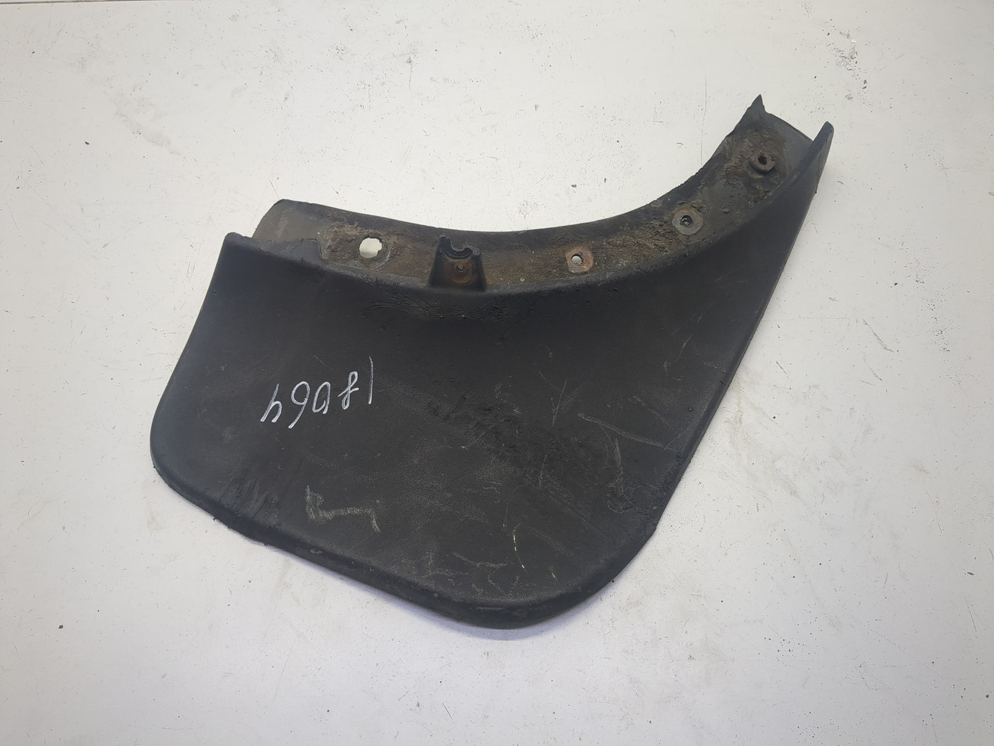 Брызговик задний правый