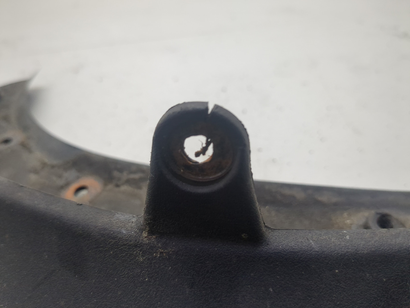 Брызговик задний левый