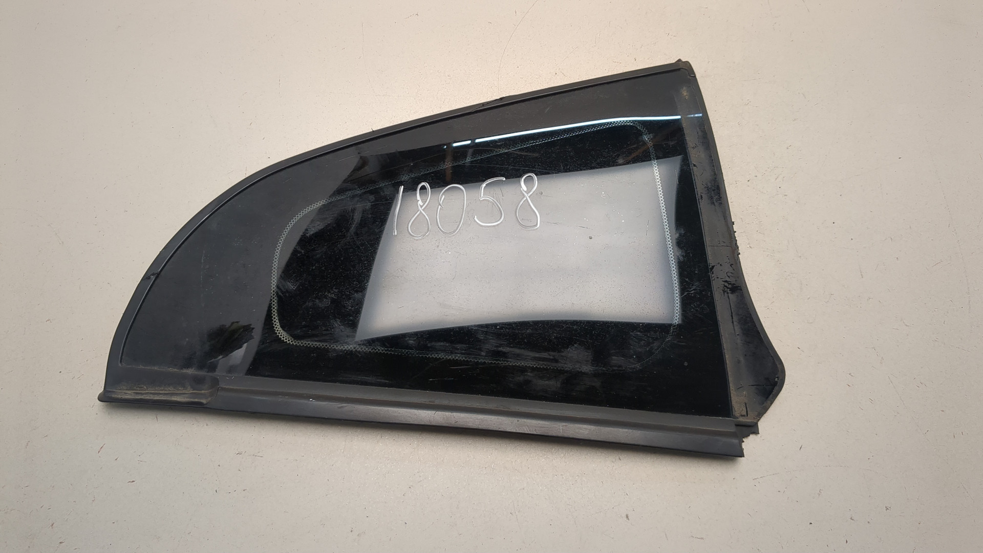 Стекло кузовное глухое правое