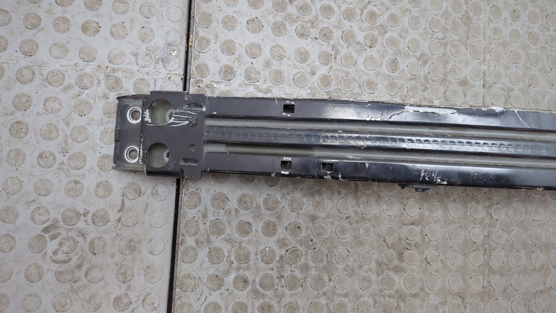 Усилитель переднего бампера