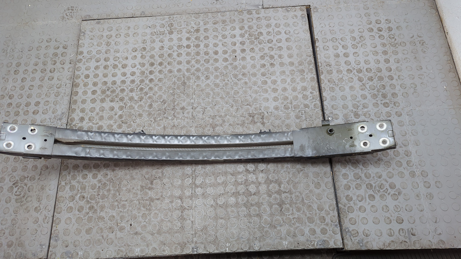 Усилитель переднего бампера