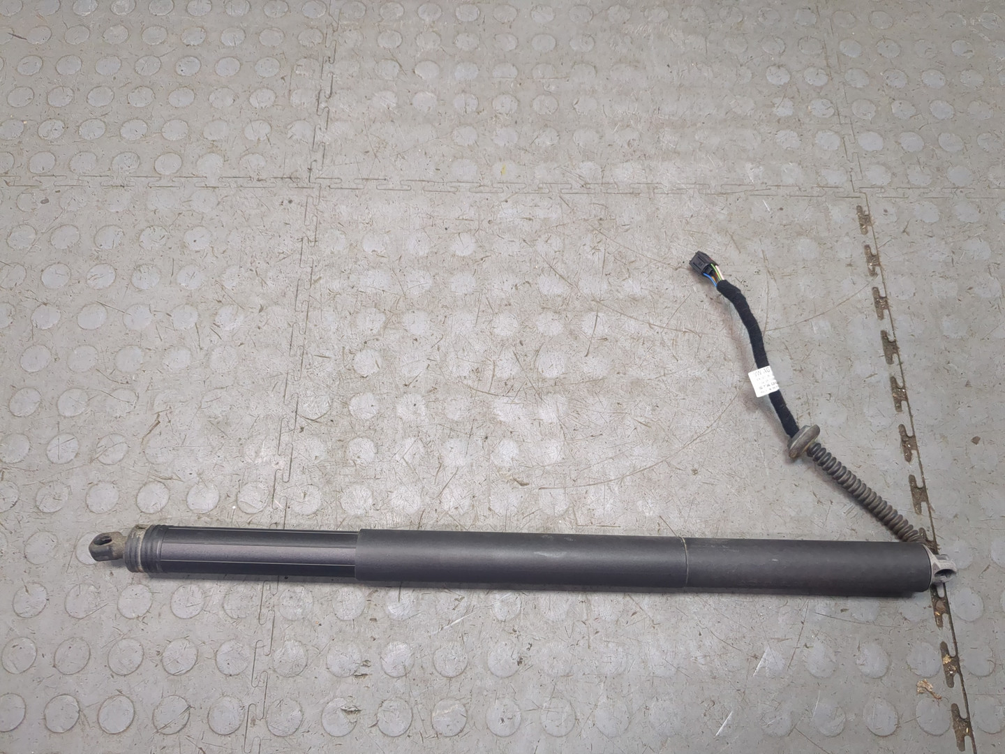 Амортизатор крышки багажника