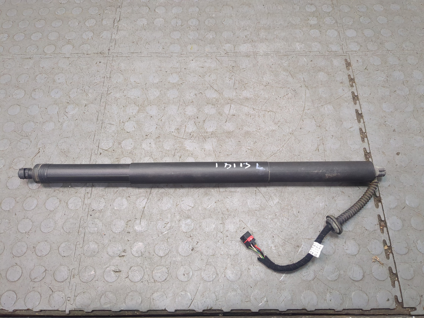 Амортизатор крышки багажника