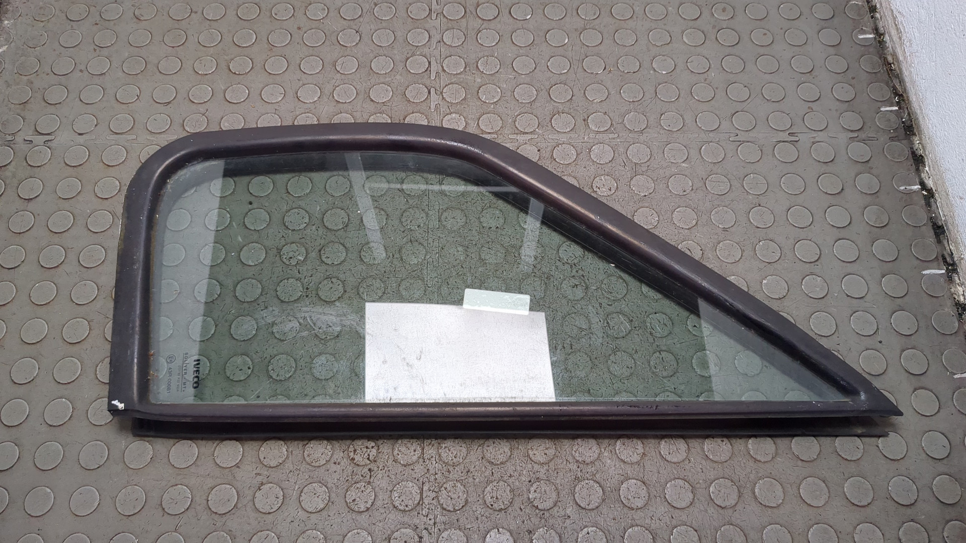 Стекло двери передней левой (форточка)