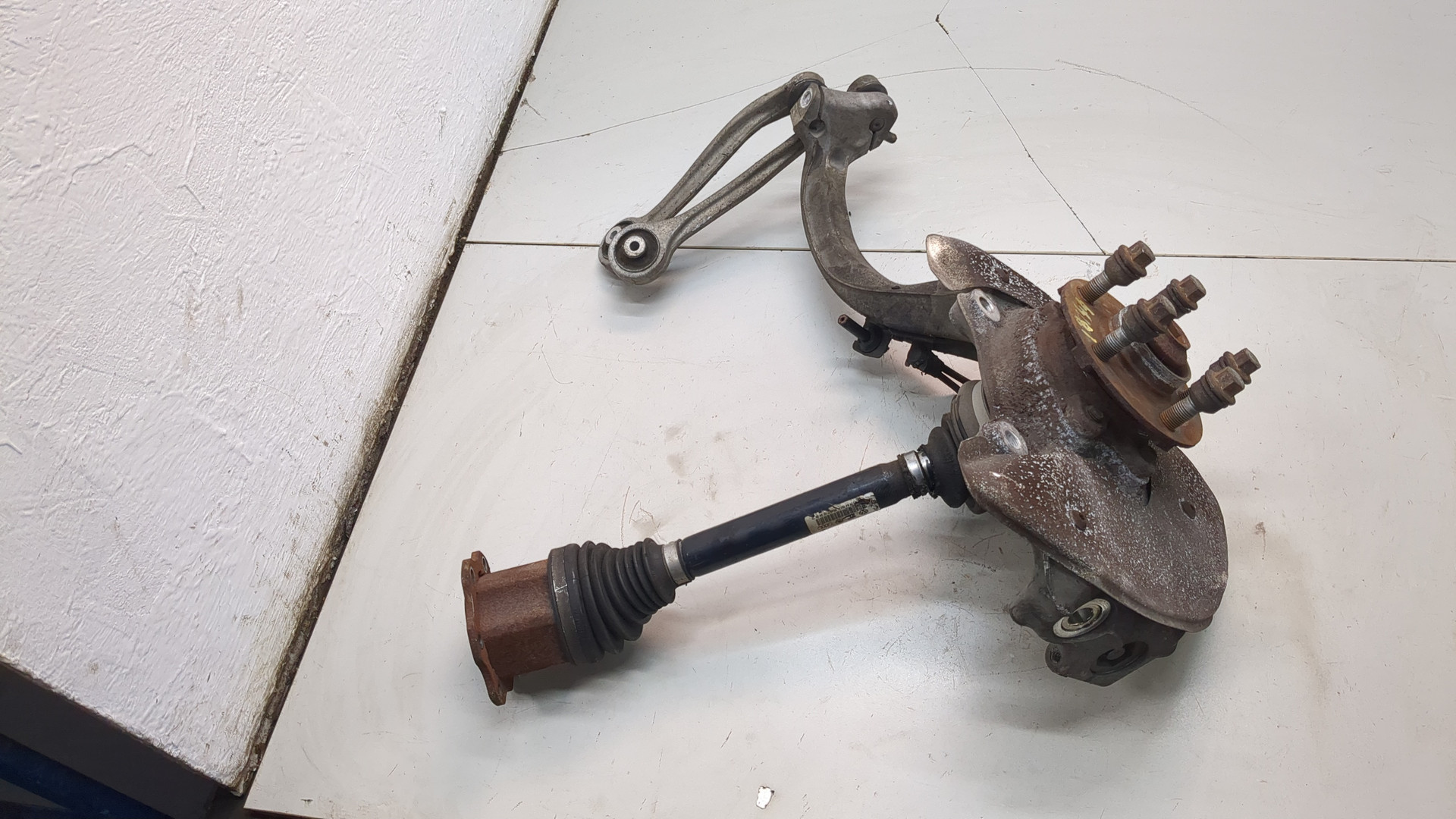 Кулак поворотный передний правый