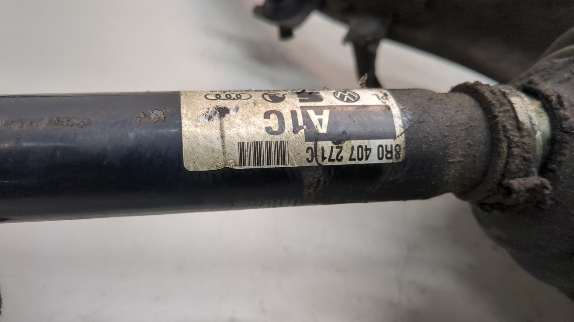 Кулак поворотный передний правый