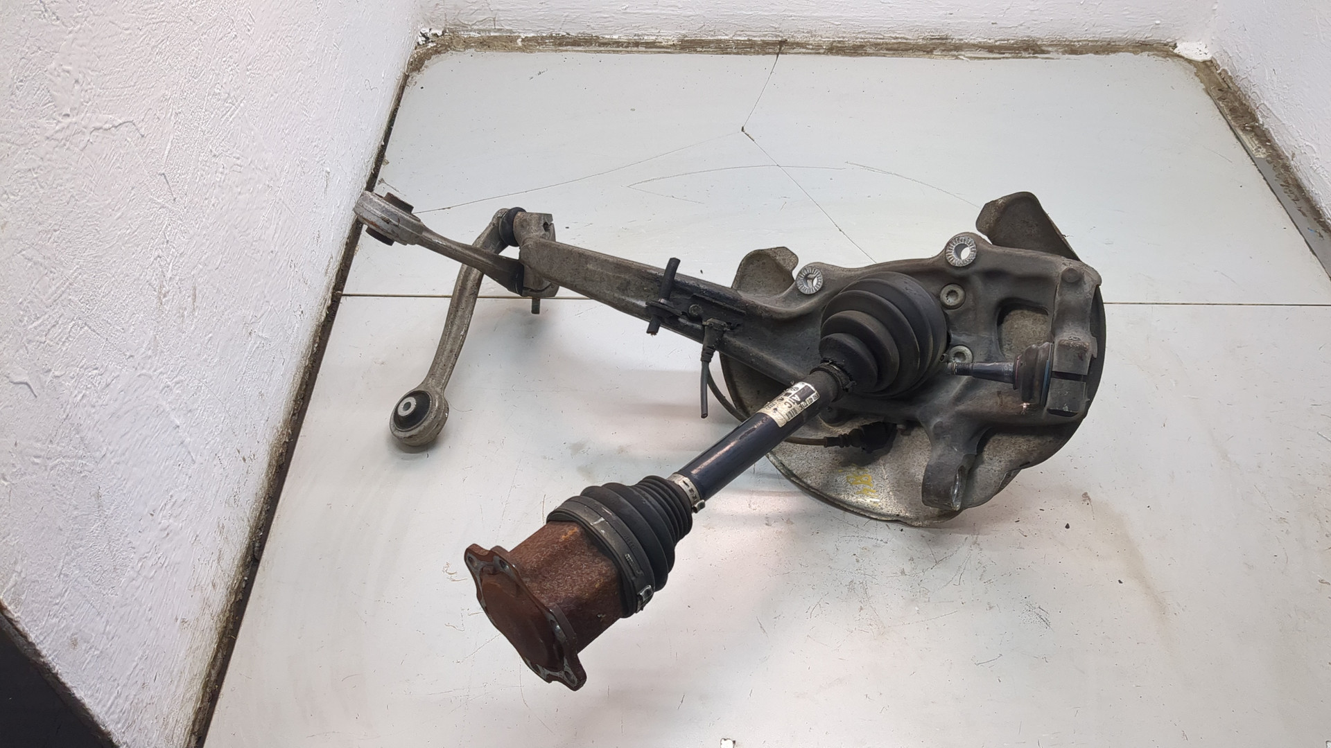 Кулак поворотный передний правый