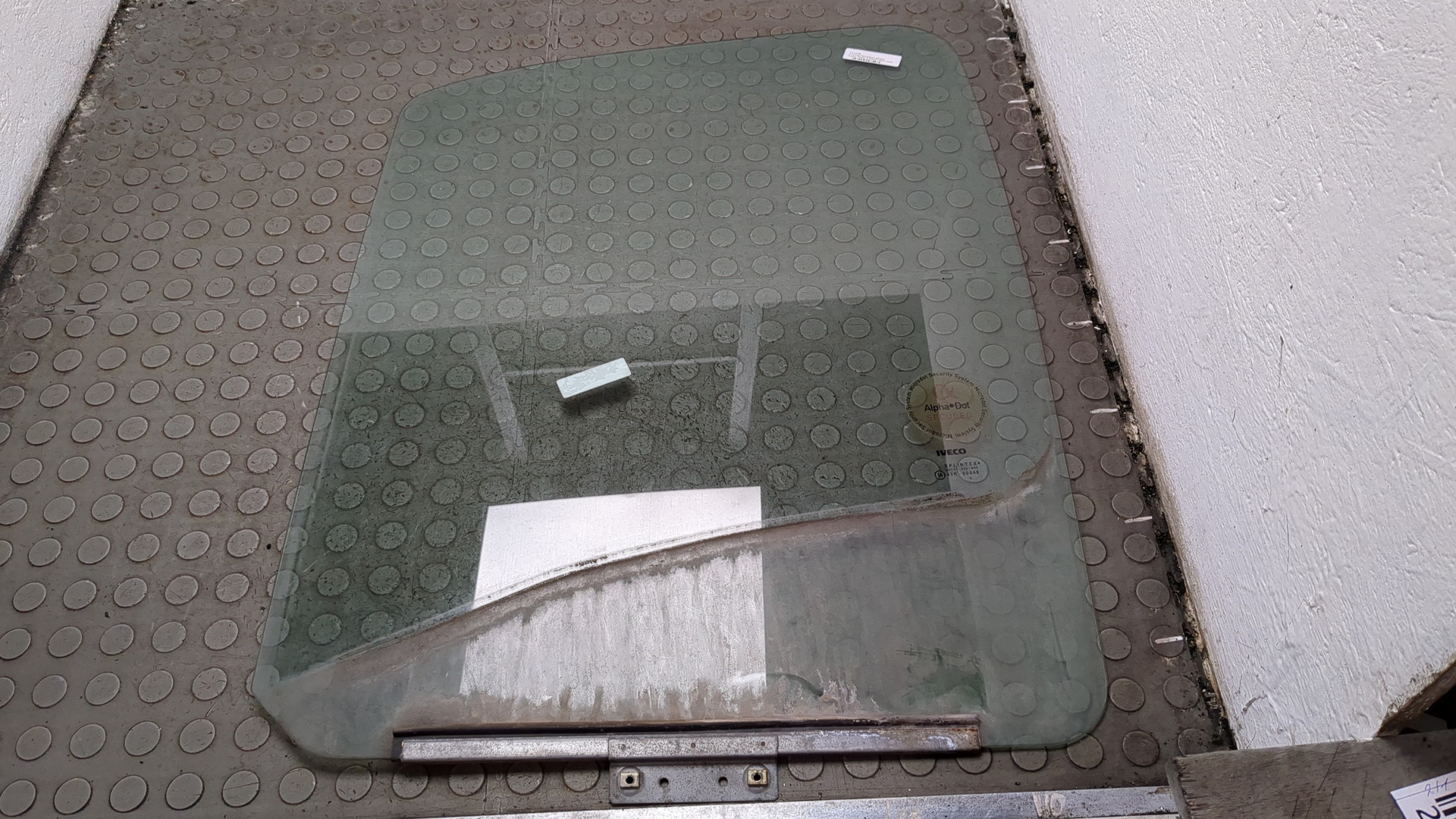 Стекло двери передней левой