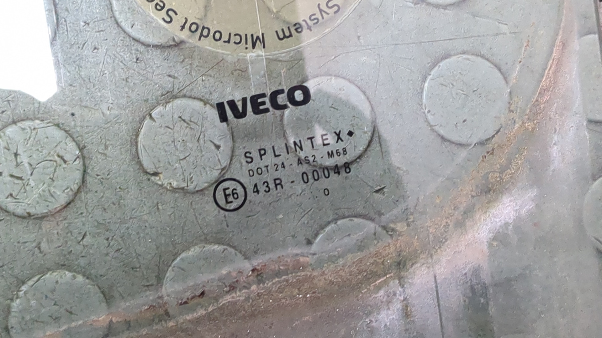 Стекло двери передней левой