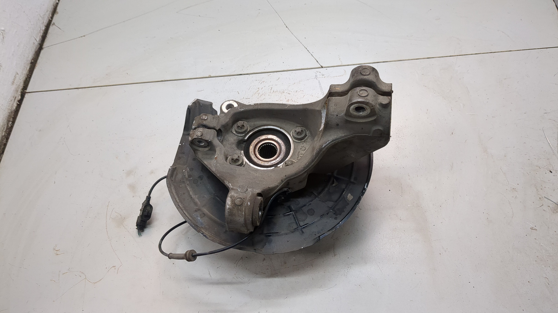 Кулак поворотный передний правый