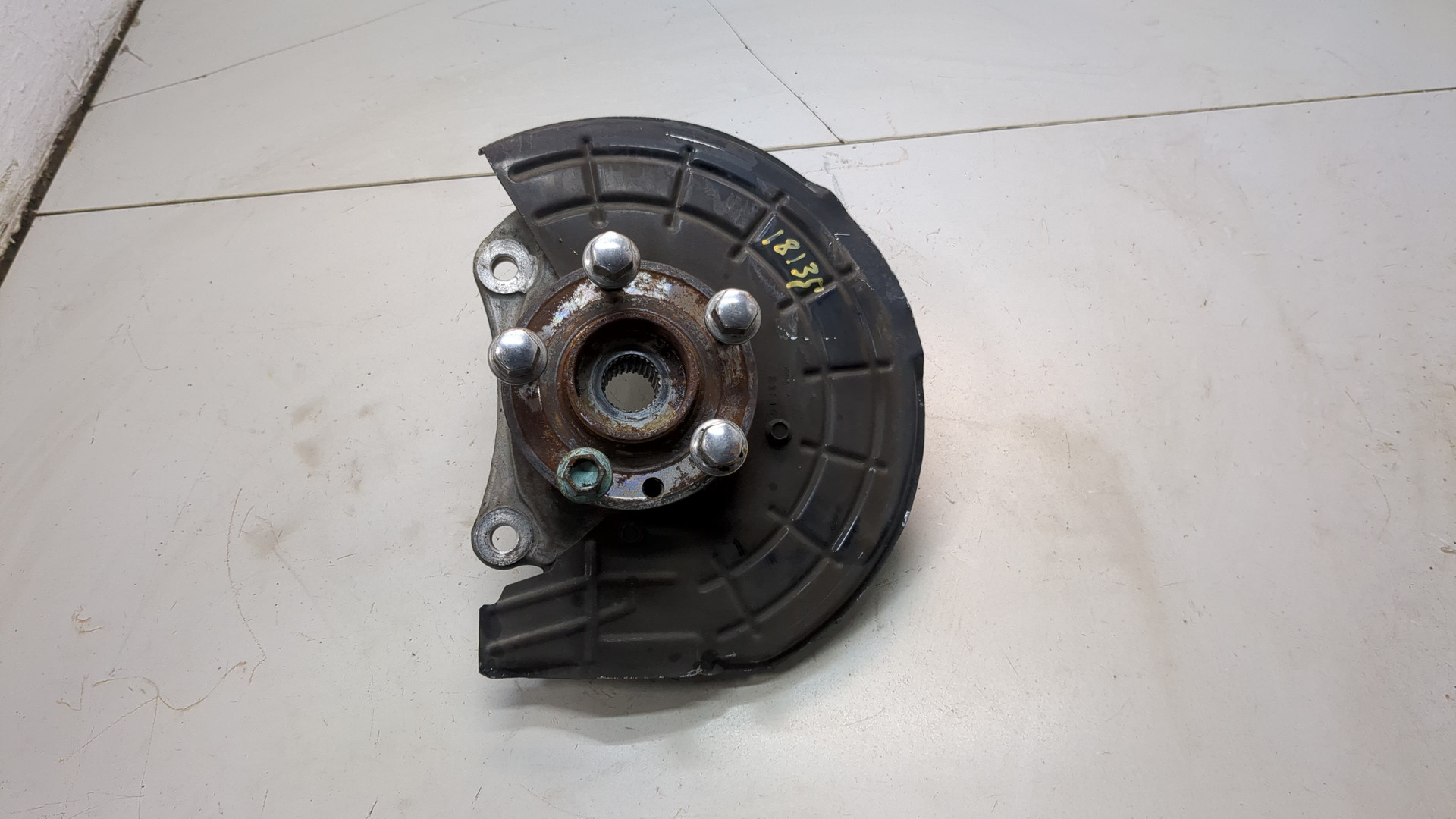 Кулак поворотный передний левый