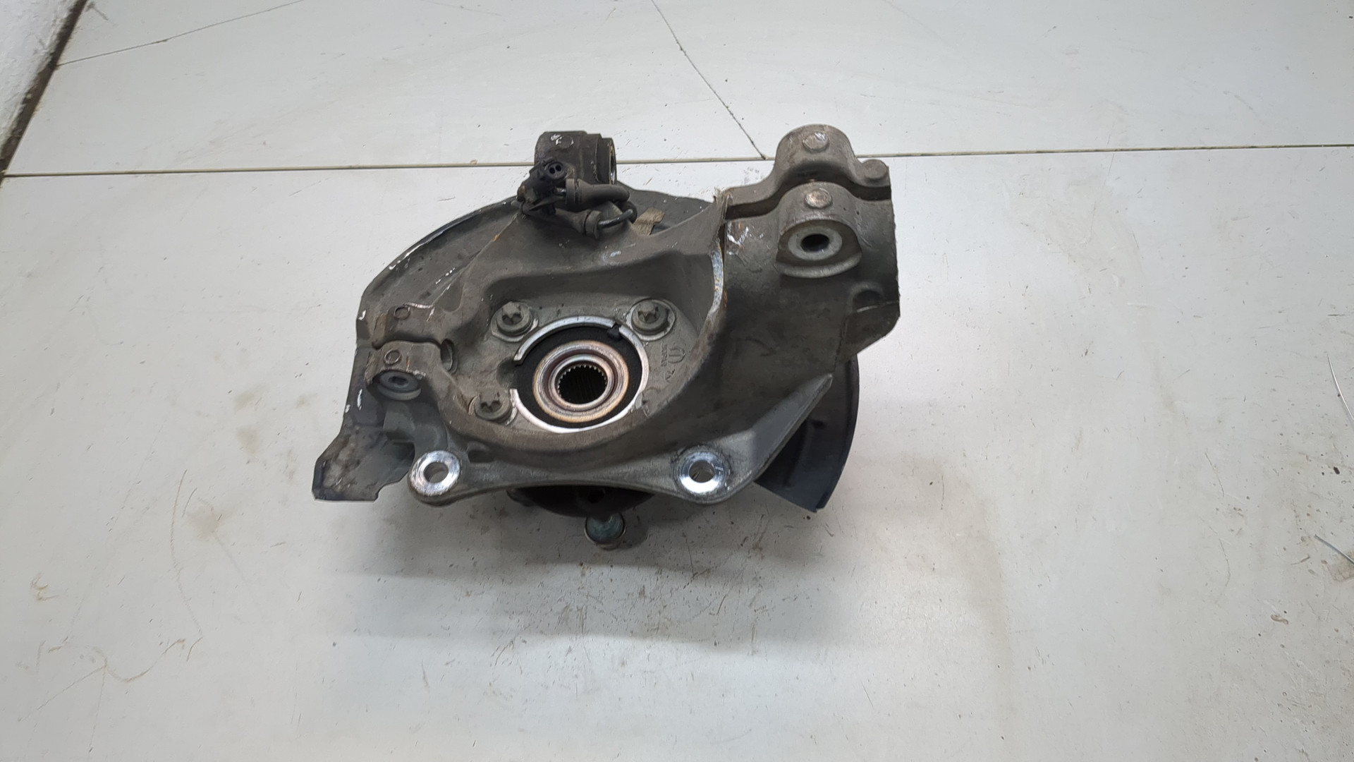 Кулак поворотный передний левый