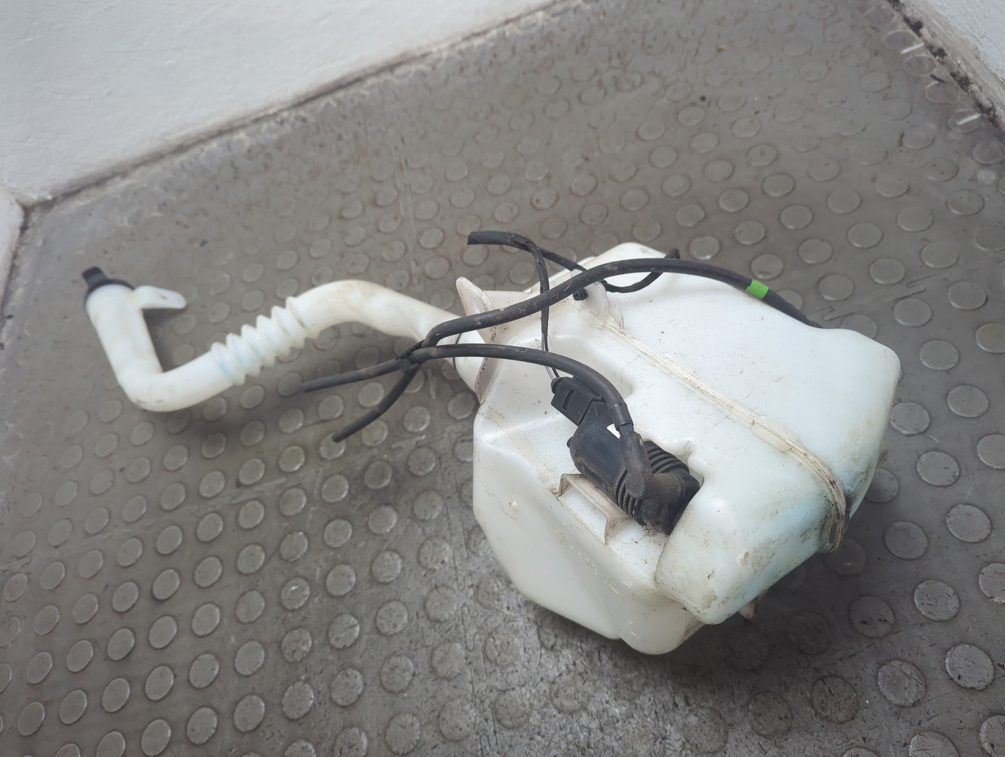 Бачок омывателя лобового стекла