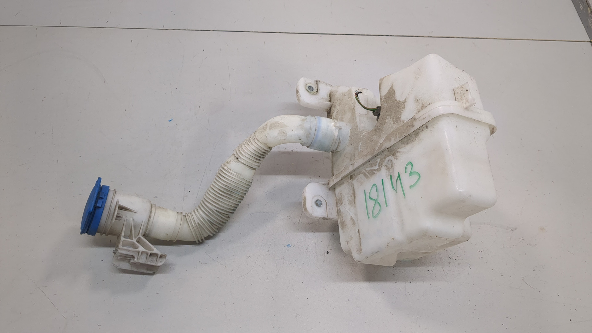 Бачок омывателя лобового стекла