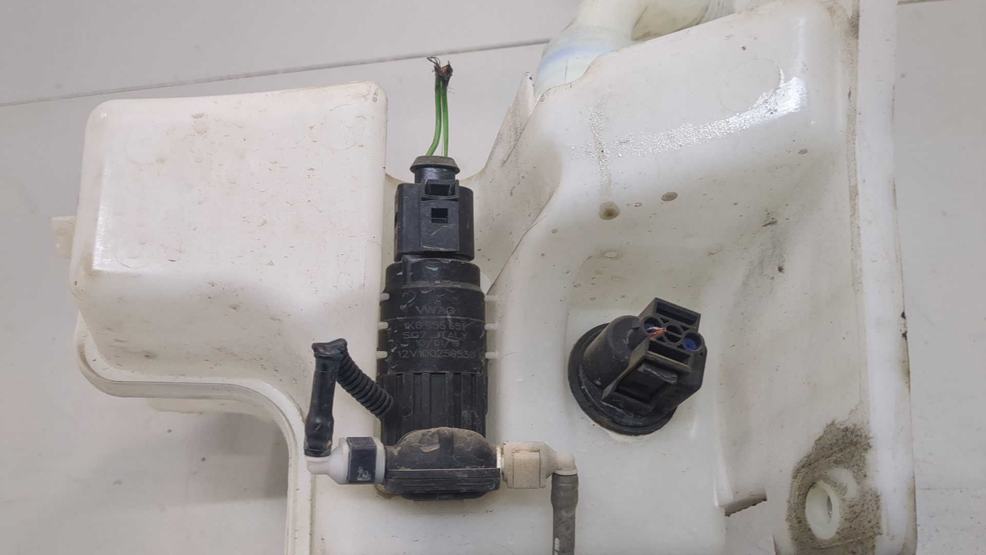 Бачок омывателя лобового стекла