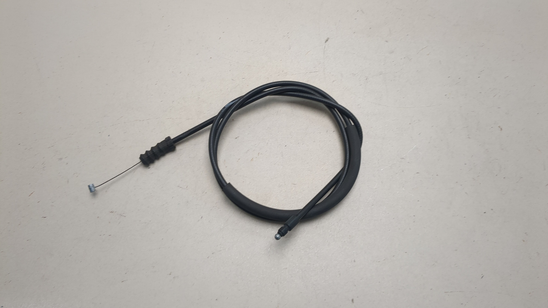 Трос открывания капота