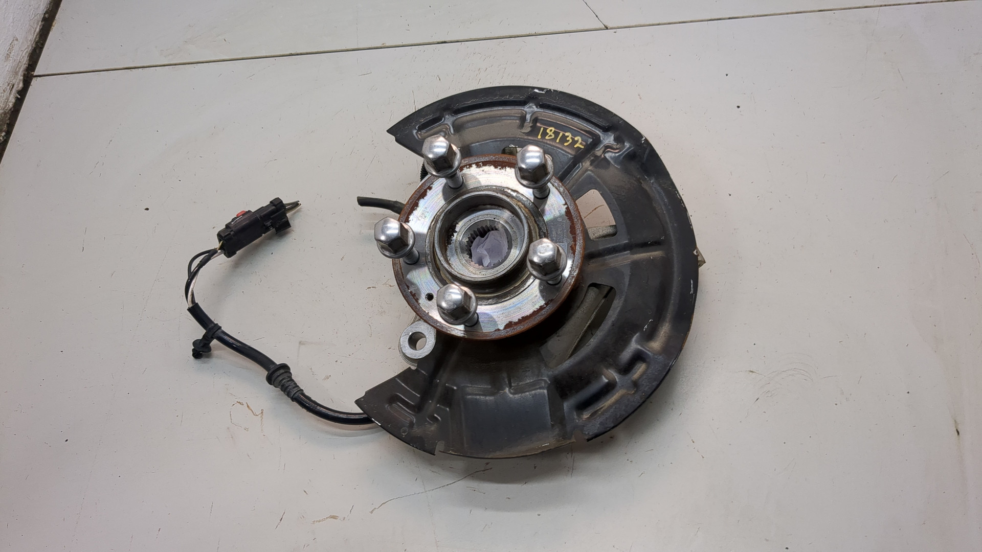 Кулак поворотный передний левый