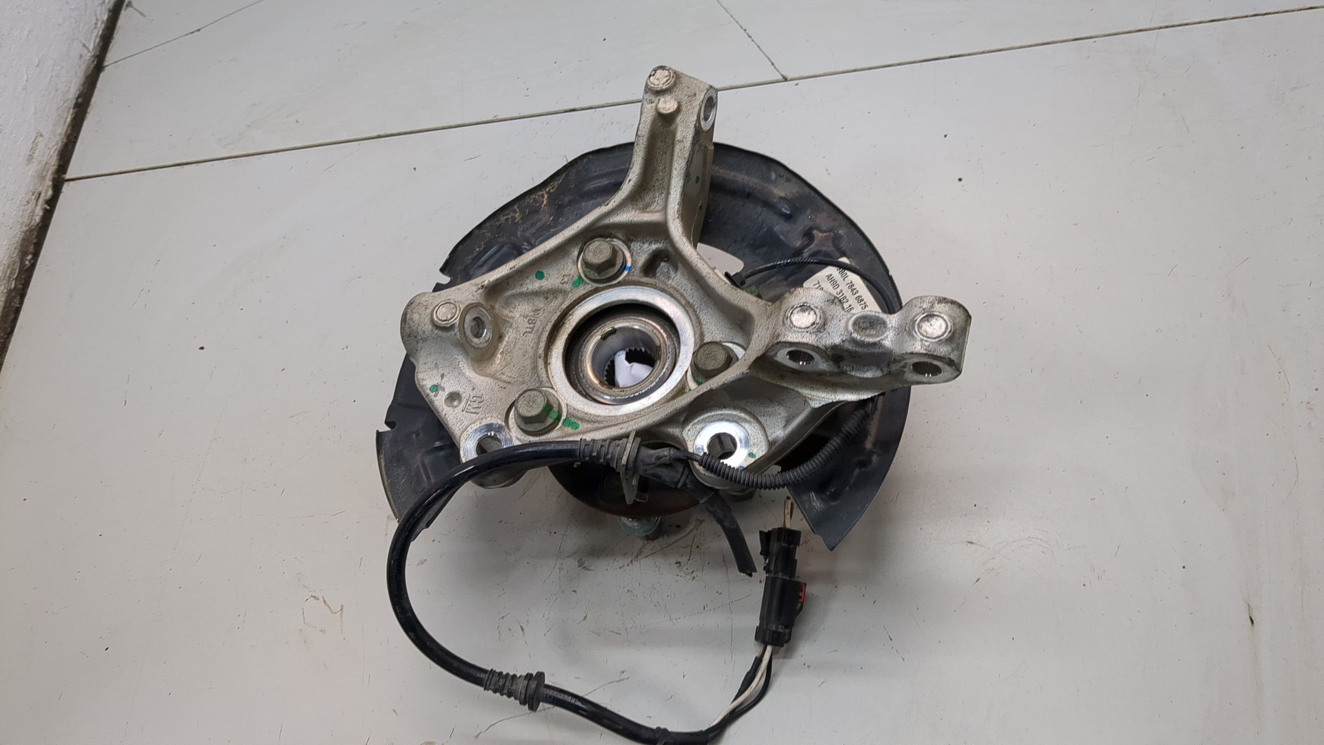 Кулак поворотный передний левый