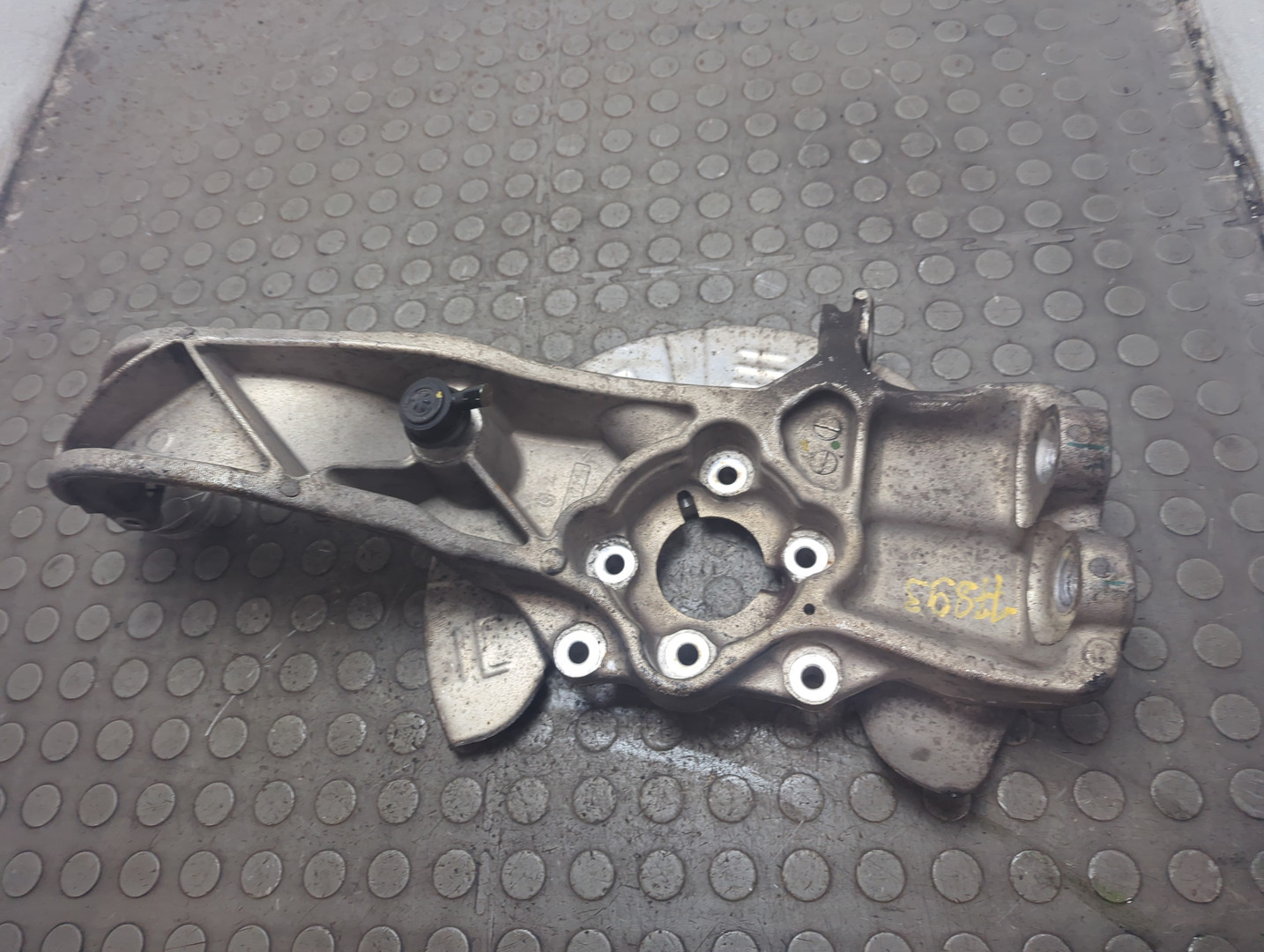 Кулак поворотный передний левый