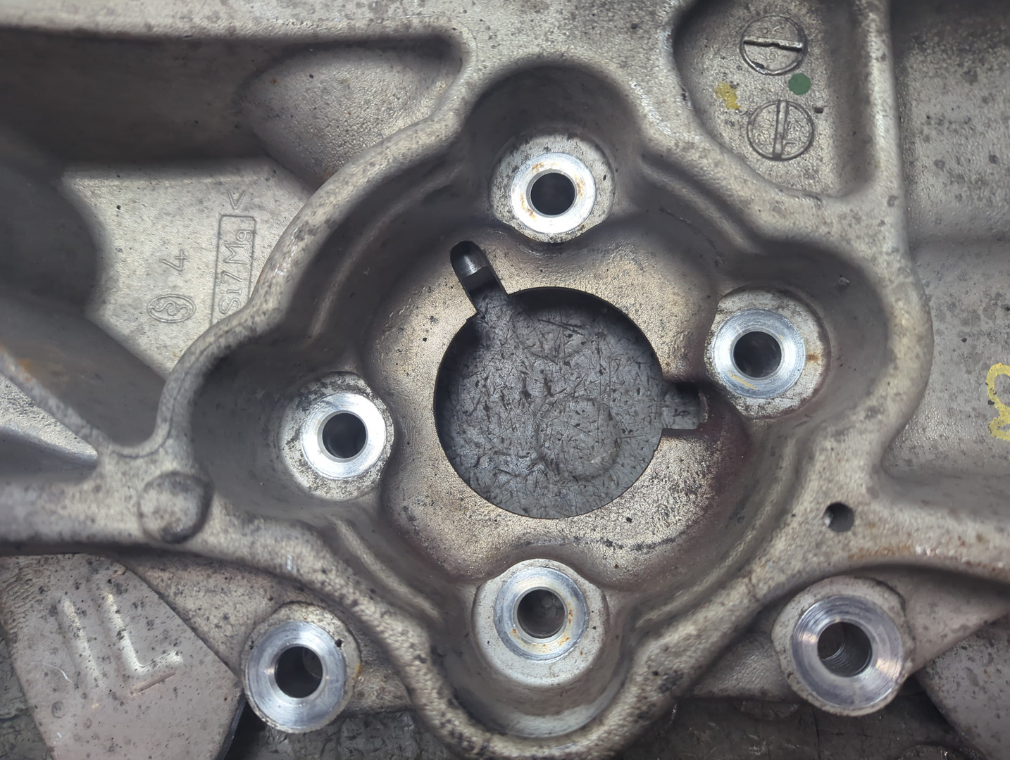 Кулак поворотный передний левый