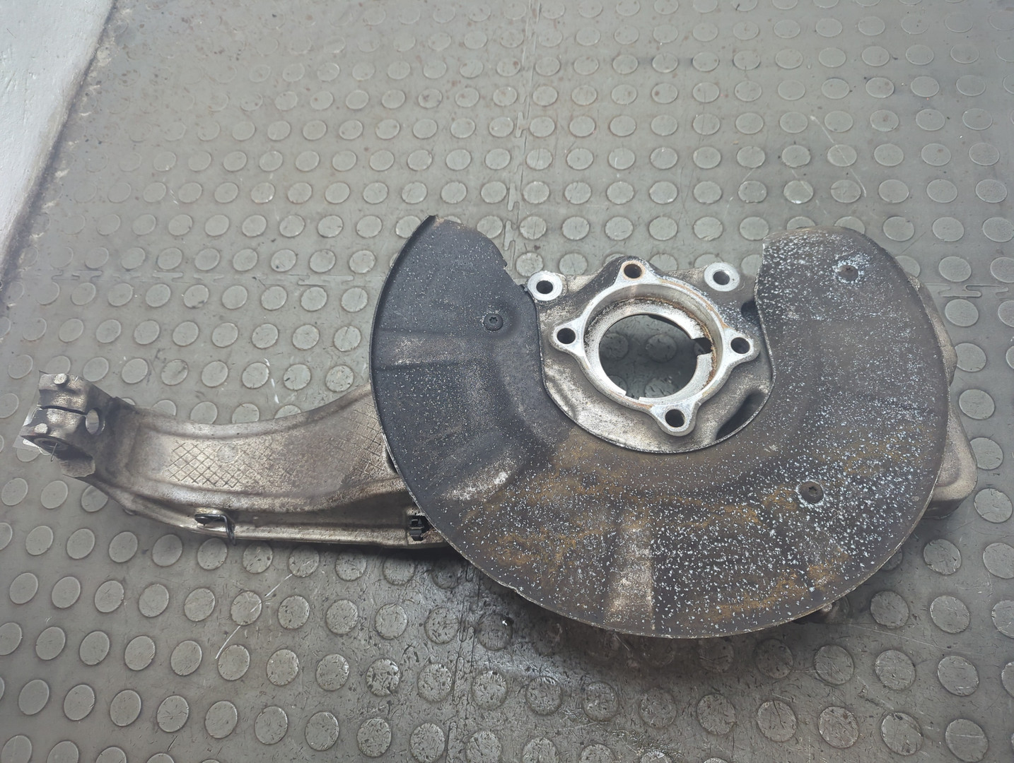 Кулак поворотный передний левый